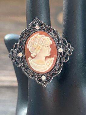 Vintage Amadeo Cameo Ring     Sz 6